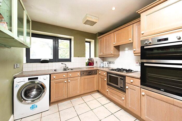 3 Bedroom Apartment For Sale In Manor Gardens, Islington, London, N7