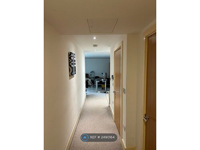 Studio To Rent In Kestrel House, London, SW8