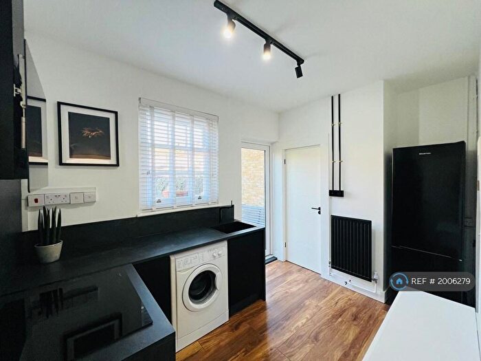2 Bedroom End Of Terrace House To Rent In Manchester Road, London, E14