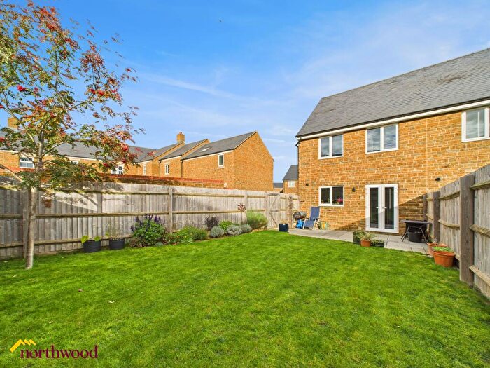3 Bedroom End Of Terrace House For Sale In Kingerlee Road, Banbury, OX16