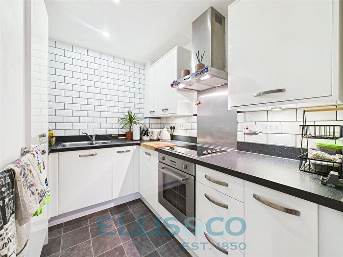 2 Bedroom Flat For Sale In Cannons Wharf, Tonbridge, Kent, TN9