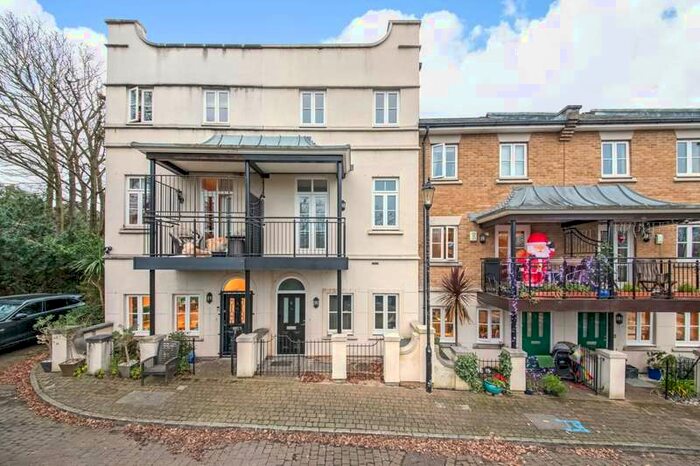 5 Bedroom House To Rent In Brockwell Park Row, London, SW2