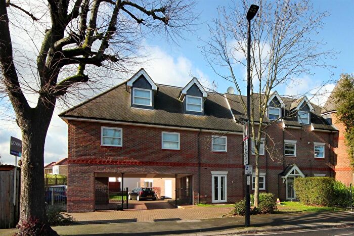 3 Bedroom Flat To Rent In Lynton Road, London, W3