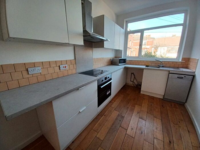 2 Bedroom Flat To Rent In Roundhay Road, Leeds, West Yorkshire, LS8