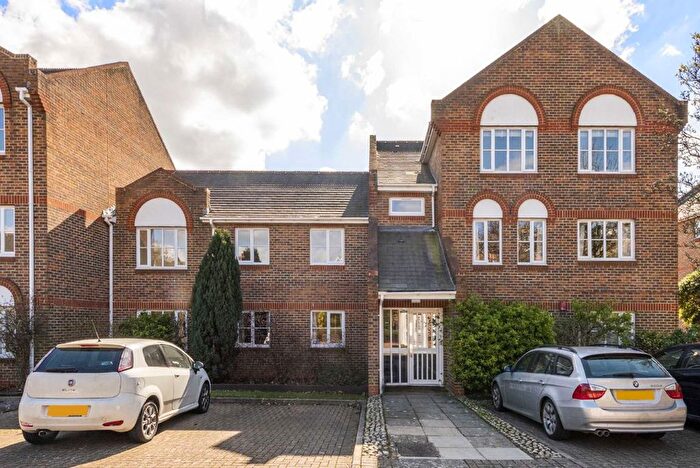 2 Bedroom Flat To Rent In Catherine Drive, Richmond, TW9