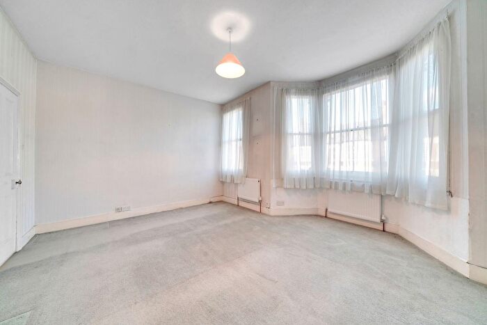 1 Bedroom Flat For Sale In A Eastbury Grove, London, W4