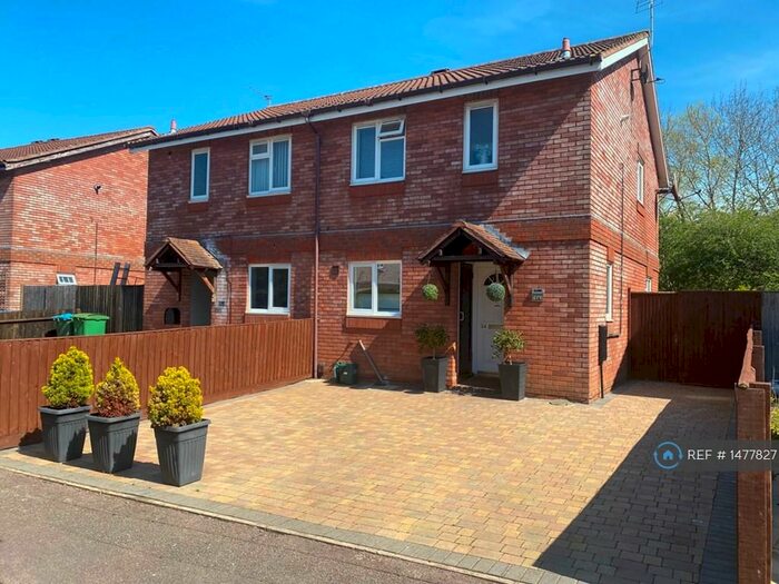 3 Bedroom Semi-Detached House To Rent In Vincent Road, Aylesbury, HP19