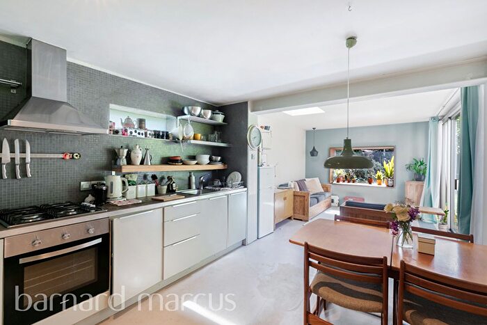 2 Bedroom Flat To Rent In Winslade Road, London, SW2