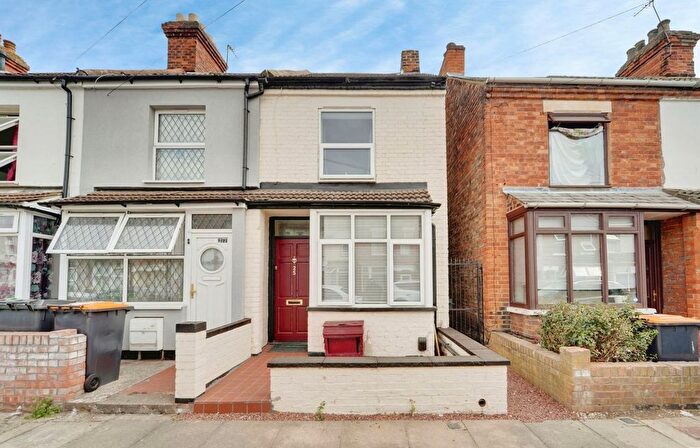 2 Bedroom Terraced House For Sale In Gratton Road, Bedford, MK40