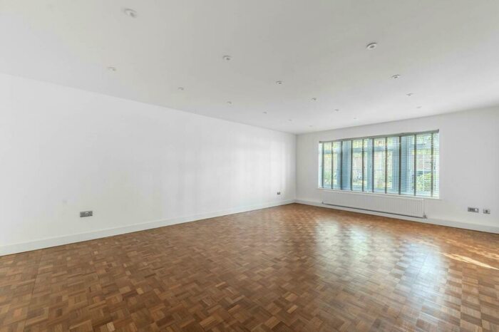 2 Bedroom Flat To Rent In Myrtleside Close, Northwood, HA6