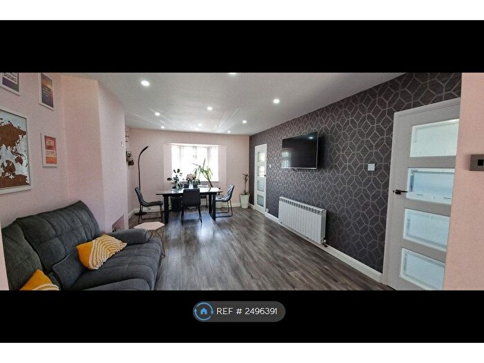 3 Bedroom Semi-Detached House To Rent In Thornton Avenue, West Drayton, UB7