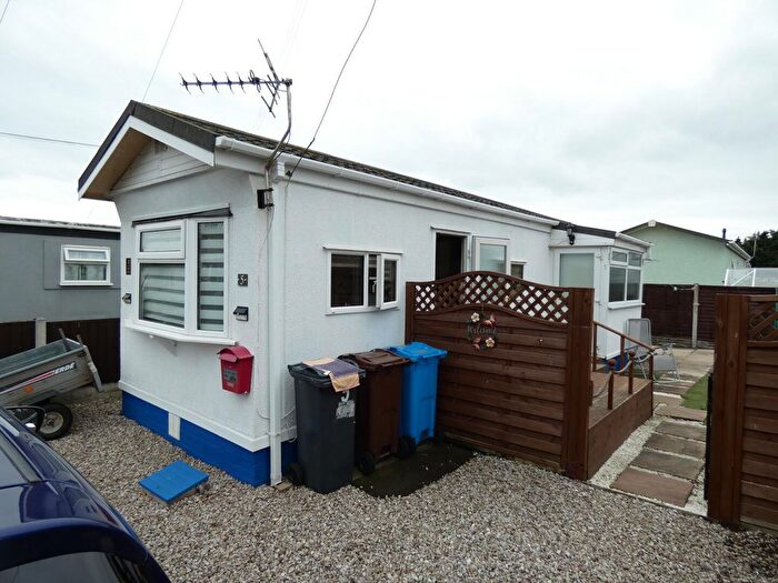 1 Bedroom Mobile/park Home For Sale In Oak Drive, Lamaleach Park, Freckleton, Preston, PR4
