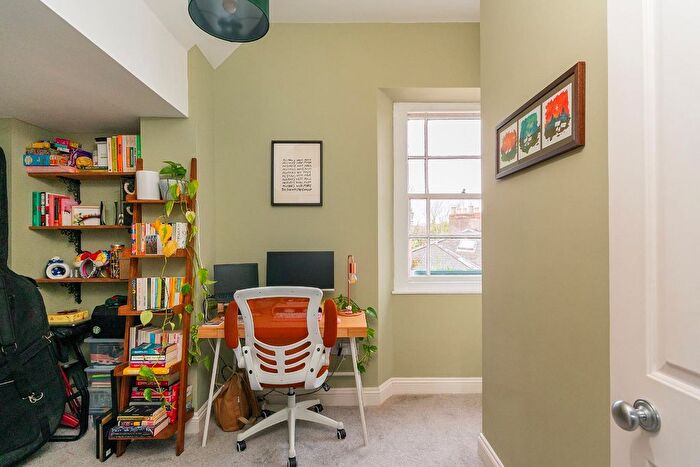 2 Bedroom Flat For Sale In Cotham Brow, Cotham, BS6