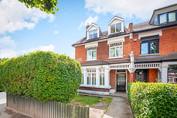 2 Bedroom Flat To Rent In Grove Park, Camberwell, London, SE5