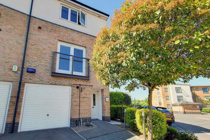 4 Bedroom Town House To Rent In Ballinger Way, Greater London, UB5