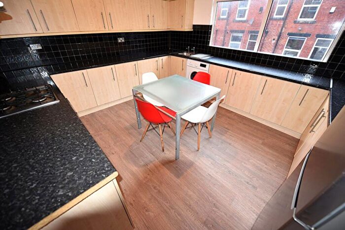 6 Bedroom House To Rent In Manor Drive, LS6