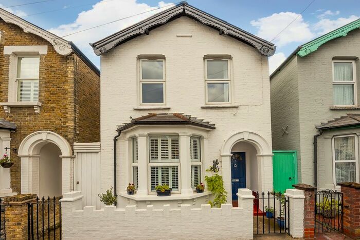 3 Bedroom Detached House To Rent In Caversham Road, Kingston Upon Thames, KT1