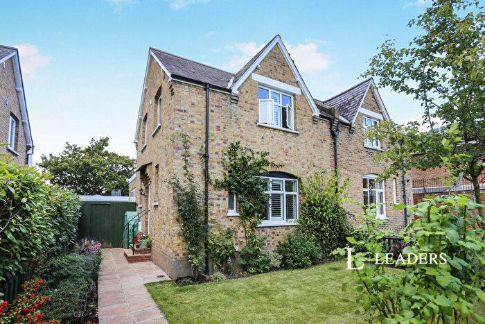 3 Bedroom Cottage To Rent In St. Johns Cottages, SE20