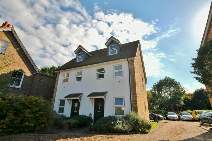 Studio To Rent In Blacksmiths Court, Bath Road, West Drayton, Middlesex, UB7