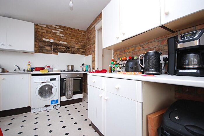 2 Bedroom Flat To Rent In Elms Crescent, Clapham, SW4