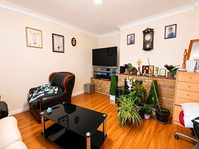 3 Bedroom Semi Detached House For Sale In Gainsborough Road, UB4