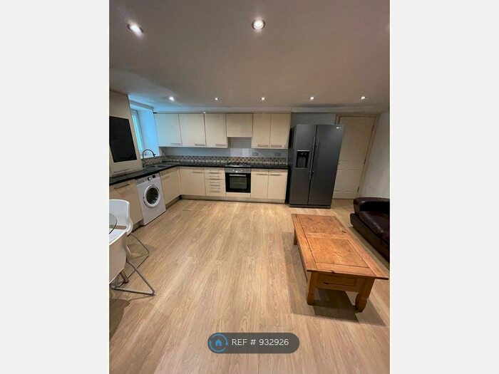 2 Bedroom Flat To Rent In Demesne Road, Manchester, M16