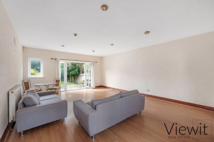 2 Bedroom Flat To Rent In Gap Road, Wimbledon, London, SW19