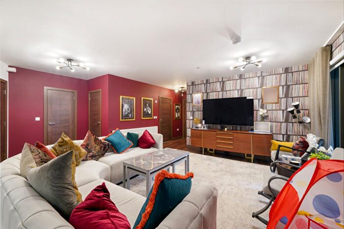 2 Bedroom Flat To Rent In Powerhouse Lane, Hayes, UB3