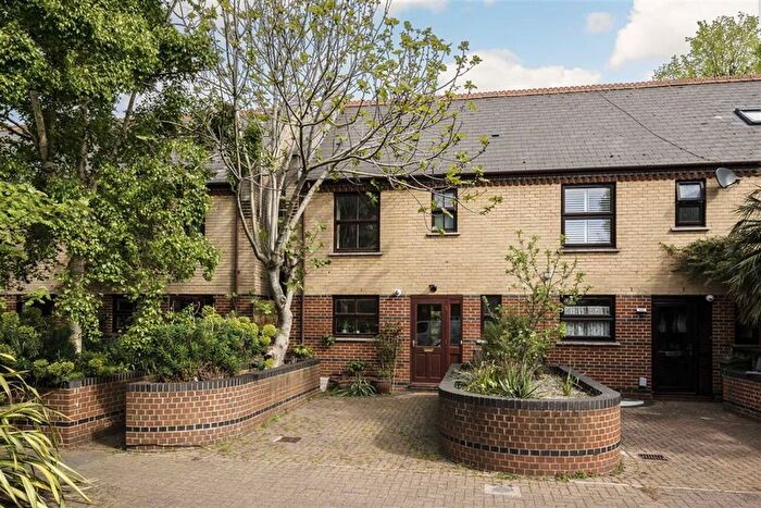 3 Bedroom Terraced House To Rent In Langley Lane, Bonnington Square, SW8