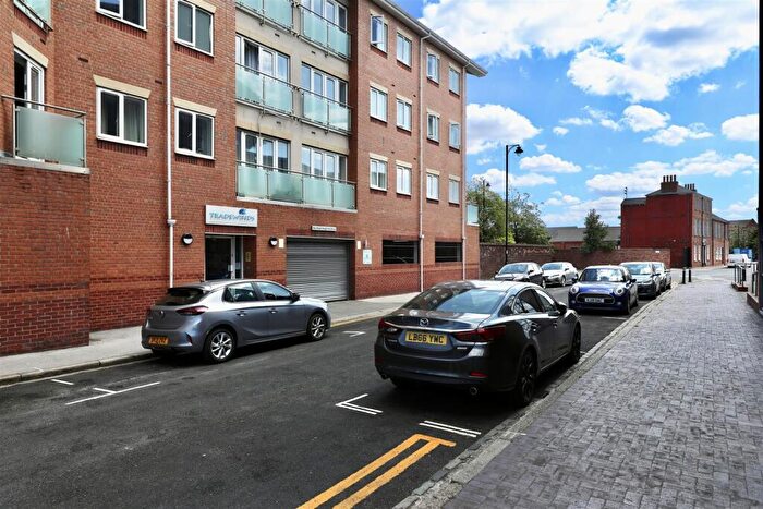 2 Bedroom Flat For Sale In Wincolmlee, Hull, HU2