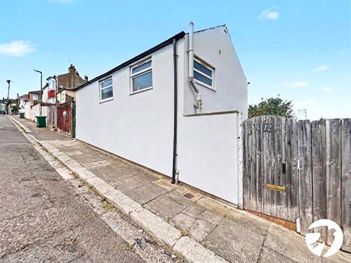 1 Bedroom Detached House For Sale In Neville Road, Chatham, Kent, ME4