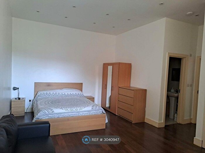 2 Bedroom Flat To Rent In Devonshire House, London, N8