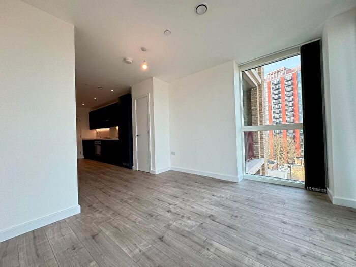 2 Bedroom Flat To Rent In New Kent Road, Elephant Amp; Castle, London, SE1