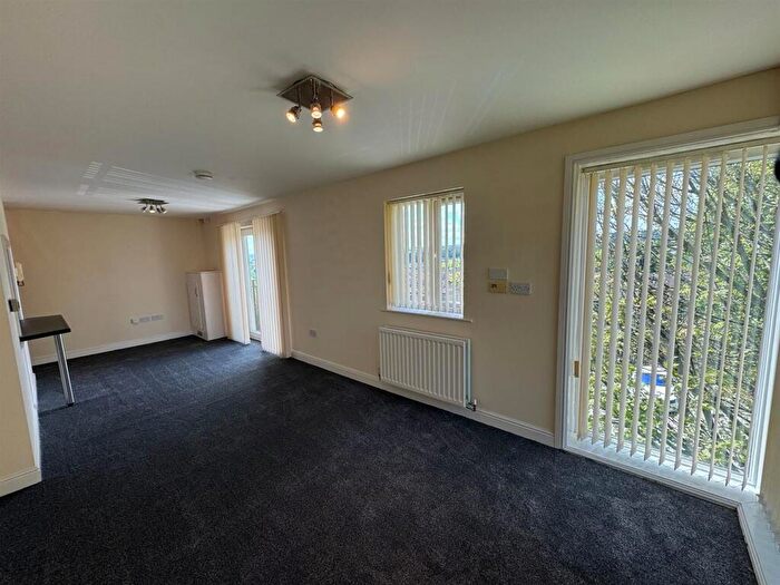 2 Bedroom Flat To Rent In West View, Boothtown, Halifax, HX3