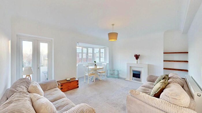 2 Bedroom Apartment For Sale In Aylmer Road, East Finchley, N2