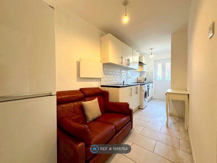 2 Bedroom Terraced House To Rent In Gittens Close, Bromley, BR1