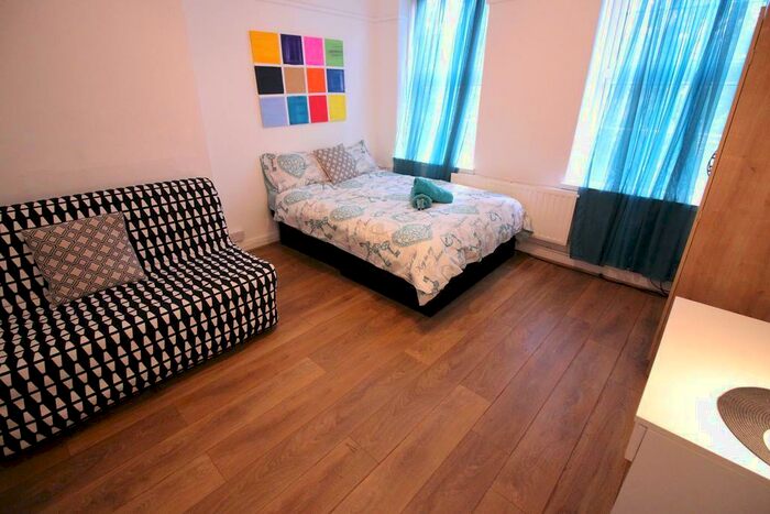 4 Bedroom Flat To Rent In Collingwood Street, London, E1