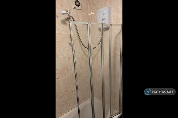 3 Bedroom Flat To Rent In Shaw Lane, Leeds, LS6