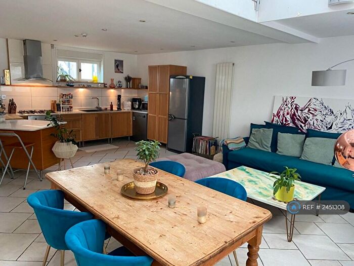 2 Bedroom Semi-Detached House To Rent In Anchor Mews, London, N1