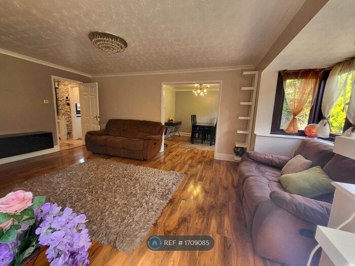 4 Bedroom Semi-Detached House To Rent In Beech Lane, Reading, RG6