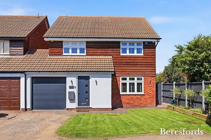 4 Bedroom Link Detached House For Sale In Mayfields, Grays, RM16