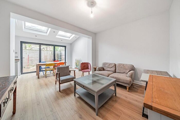 2 Bedroom Flat To Rent In Odger Street, London, SW11
