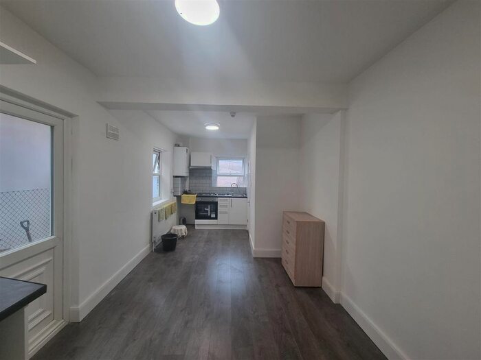 Studio To Rent In Warwick Gardens, Harringay Ladder, London, N4