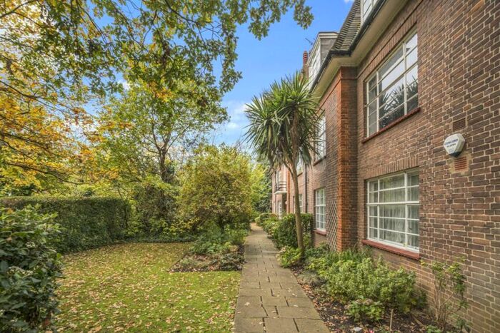 3 Bedroom Flat To Rent In Brookland Rise London, NW11