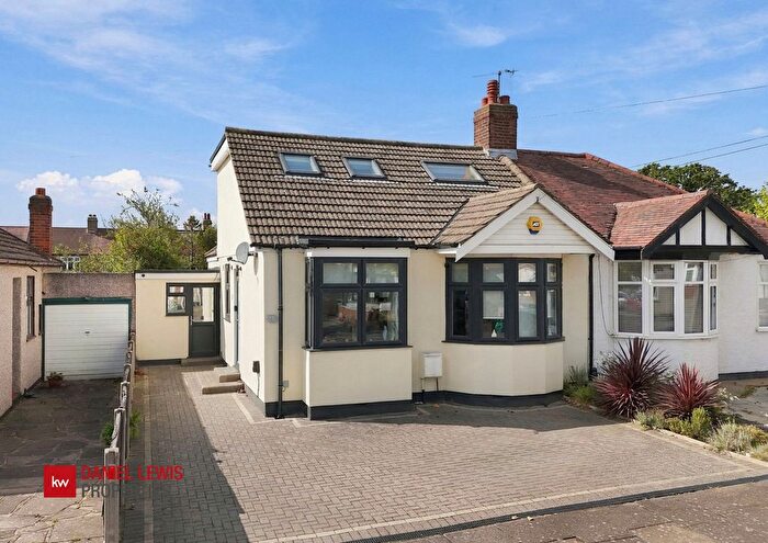 3 Bedroom Bungalow For Sale In Lime Grove, Ilford, IG6