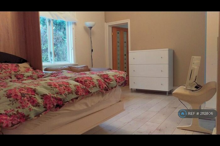 Studio To Rent In Burrage Road, London, SE18