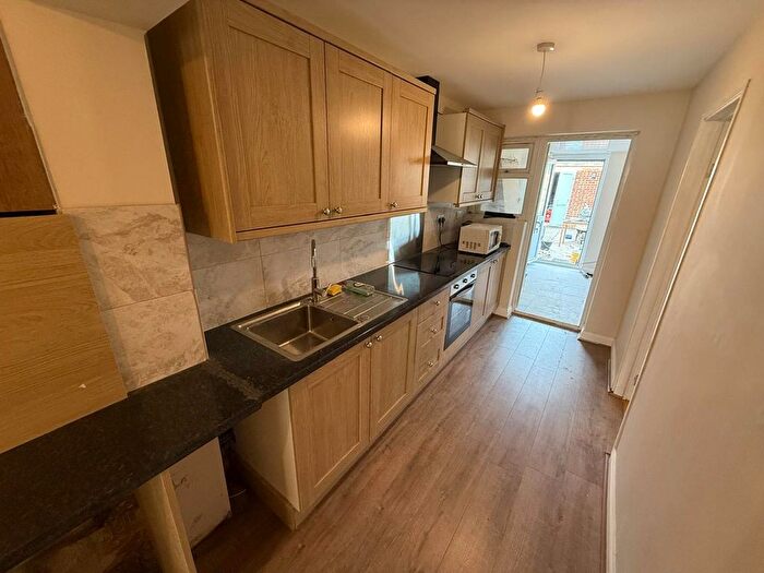 4 Bedroom Semi-Detached House To Rent In Beavers Lane, Hounslow, TW4