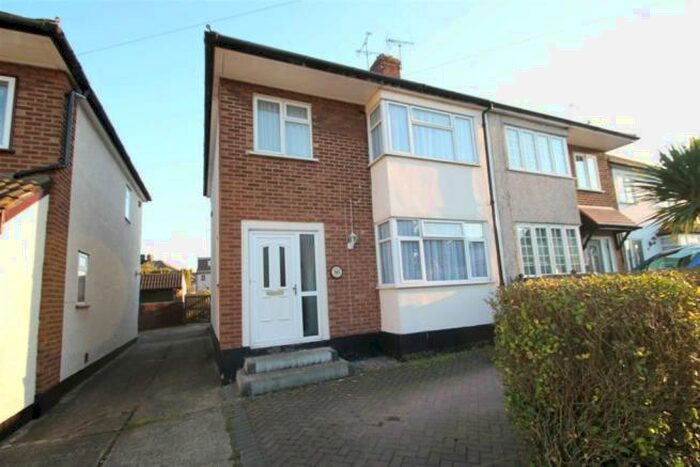 3 Bedroom Property To Rent In Valmar Avenue, Stanford-le-hope, SS17