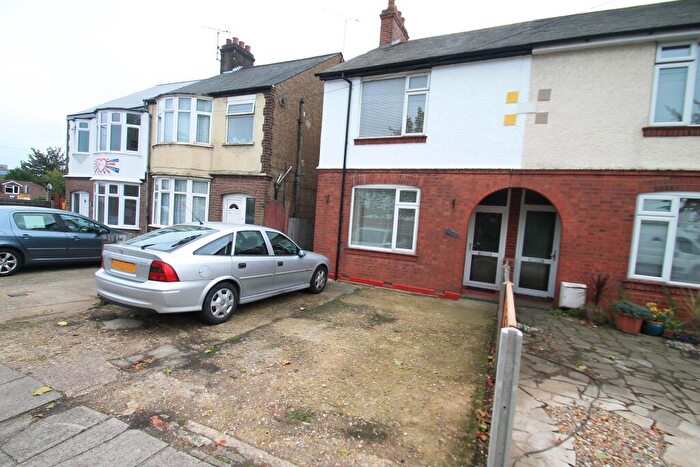 3 Bedroom Semi Detached House To Rent In Dunstable Road, LU4