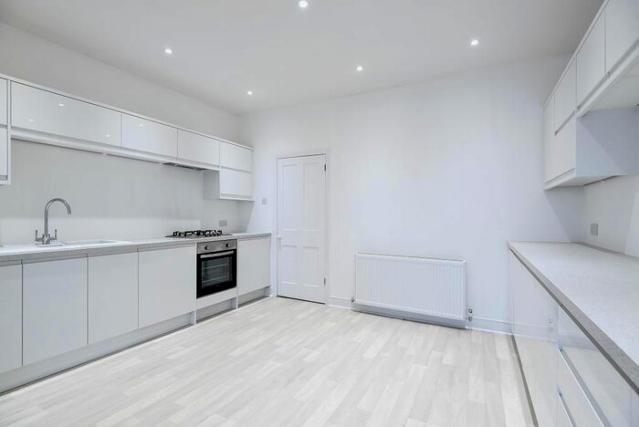 2 Bedroom Cottage To Rent In Kew Foot Road, Richmond, TW9